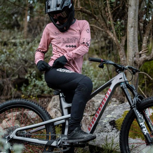🖤⚡ Pantalón Leatt MTB Gravity 3.0 Mujer Race Negro – Potencia, estilo y rendimiento extremo 🚴‍♀️💨