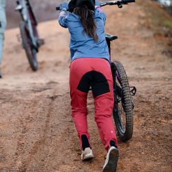 ❤️🔥 Pantalón Leatt MTB Gravity 3.0 Mujer Rojo Race – Rendimiento, confort y estilo para tus rutas más exigentes ⚡🚴‍♀️
