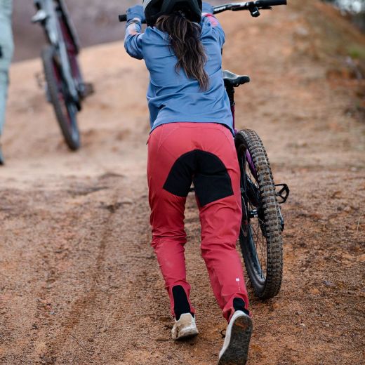 ❤️🔥 Pantalón Leatt MTB Gravity 3.0 Mujer Rojo Race – Rendimiento, confort y estilo para tus rutas más exigentes ⚡🚴‍♀️