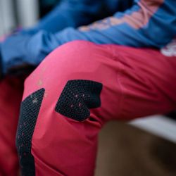 ❤️🔥 Pantalón Leatt MTB Gravity 3.0 Mujer Rojo Race – Rendimiento, confort y estilo para tus rutas más exigentes ⚡🚴‍♀️