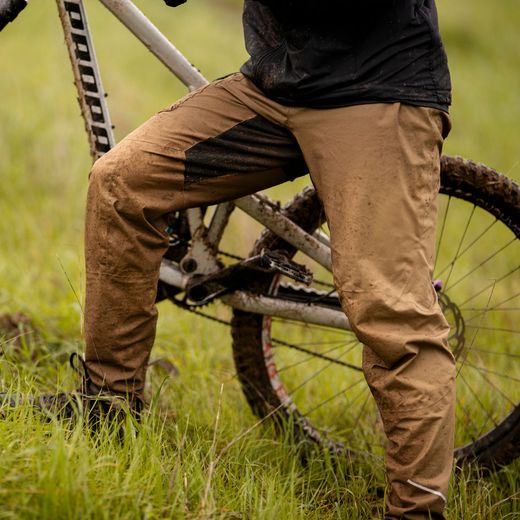 🤎🚵‍♂️ Pantalón Leatt MTB HydraDri 3.0 Marrón Brass – Protección, estilo y rendimiento en cualquier clima 🌧️💪