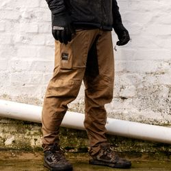🤎🚵‍♂️ Pantalón Leatt MTB HydraDri 3.0 Marrón Brass – Protección, estilo y rendimiento en cualquier clima 🌧️💪
