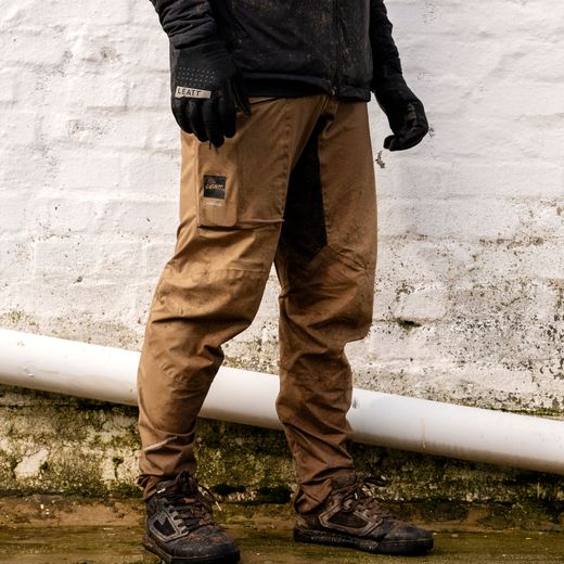 🤎🚵‍♂️ Pantalón Leatt MTB HydraDri 3.0 Marrón Brass – Protección, estilo y rendimiento en cualquier clima 🌧️💪
