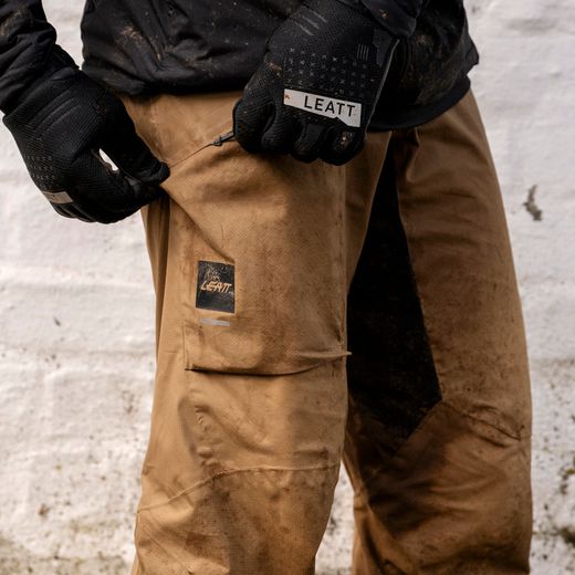 🤎🚵‍♂️ Pantalón Leatt MTB HydraDri 3.0 Marrón Brass – Protección, estilo y rendimiento en cualquier clima 🌧️💪