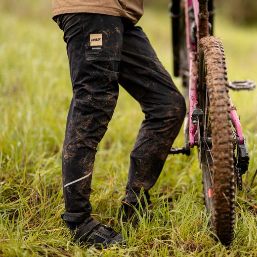 ⚫🚵‍♀️ Pantalón Leatt MTB HydraDri 3.0 Mujer Negro – Protección y confort en cada ruta 🌧️💨