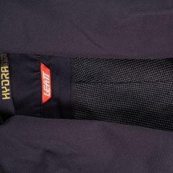⚫🚵‍♀️ Pantalón Leatt MTB HydraDri 3.0 Mujer Negro – Protección y confort en cada ruta 🌧️💨