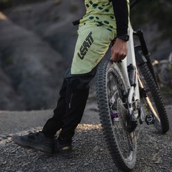 👖⚫ Pantalón Leatt MTB Gravity 5.0 🚵‍♂️🔥  Mojito – Resistencia, Comodidad y Estilo para Ciclistas de Descenso