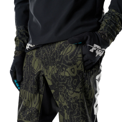 🔥 Pantalones Fox Defend Fire Special Edition: rendimiento, resistencia y estilo sobre la bicicleta.