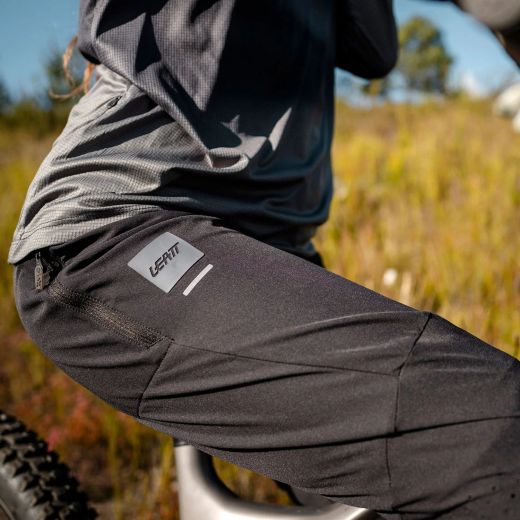 🖤🚴‍♀️ Pantalones Largos Leatt MTB Trail 3.0 con Badana Mujer Negro Ghost | Comodidad y protección total en cada pedalada 🌧️💪