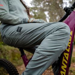 💚🚴‍♀️ Pantalones Largos Leatt MTB Trail 3.0 con Badana Mujer Verde Mist | Comodidad, estilo y protección en cada pedalada 🌲✨