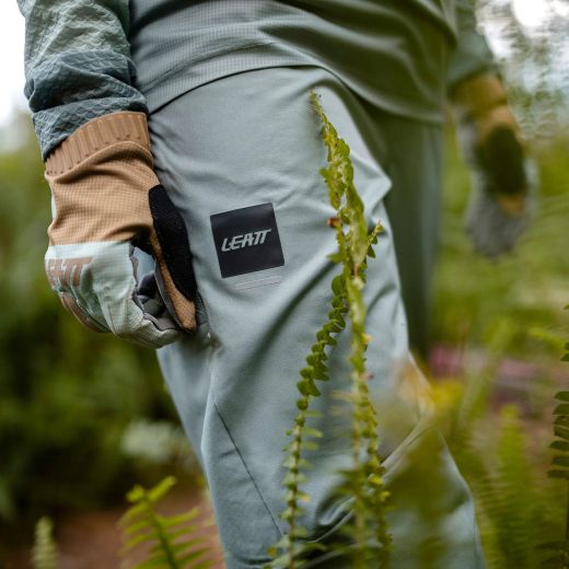 💚🚴‍♀️ Pantalones Largos Leatt MTB Trail 3.0 con Badana Mujer Verde Mist | Comodidad, estilo y protección en cada pedalada 🌲✨