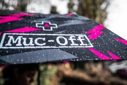 Paraguas Muc-Off Bolt 🌩️ | Diseño Deportivo, Resistente al Viento y Compacto