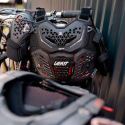 🛡️💗 Peto Leatt 4.5 Hybrid Pro Women – Protección máxima diseñada para mujeres riders 🚵‍♀️🔥