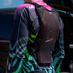 🛡️ Peto Leatt 4.5 Hybrid #S/M (160–172 cm) – Black | Protección Premium para Riders 🏁