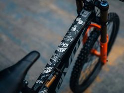 Protector de Chasis AMS Adicional en Forma de Panal - HELL GANG (Blanco)