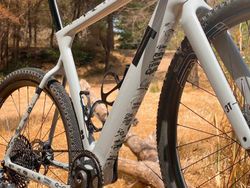 Protector de Cuadro AMS para Gravel y Carretera - Edición CAFÉ Color Negro