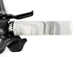 🤍🚵‍♂️ Puños AMS Barcode – Camuflaje Blanco | Agarre premium con estilo único