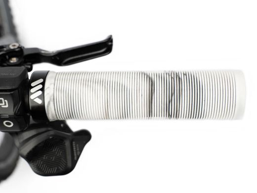 🤍🚵‍♂️ Puños AMS Barcode – Camuflaje Blanco | Agarre premium con estilo único