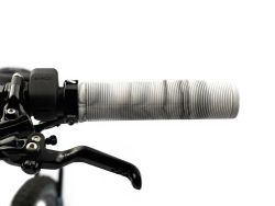 🤍🚵‍♂️ Puños AMS Barcode – Camuflaje Blanco | Agarre premium con estilo único