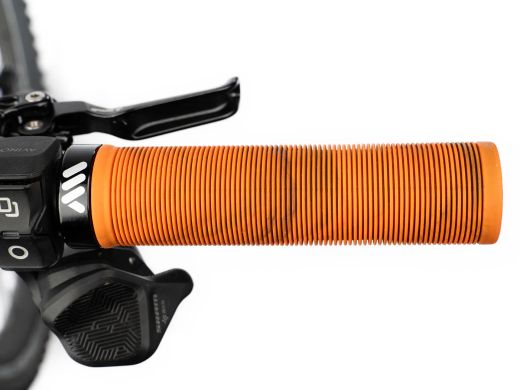 🧡🚵‍♂️ Puños AMS Barcode – Camuflaje Naranja  | Máximo agarre con estilo explosivo
