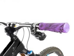 Puños AMS Berm - Camuflaje Morado: Estilo y Rendimiento para tu Bicicleta