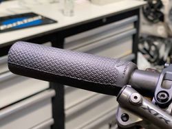 Puños AMS Extraligeros - Negro: Ligereza y Rendimiento Superior para tu Bicicleta