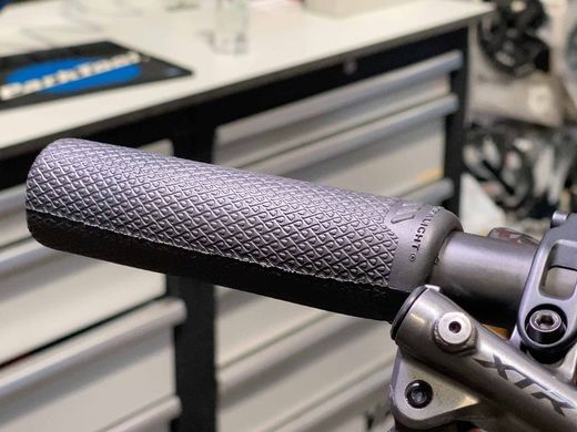 Puños AMS Extraligeros - Negro: Ligereza y Rendimiento Superior para tu Bicicleta