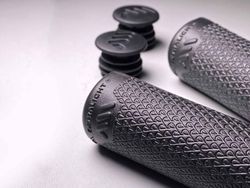 Puños AMS Extraligeros - Negro: Ligereza y Rendimiento Superior para tu Bicicleta