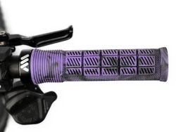 🟣💥 Puños AMS Rise Grips Purple Camo – Agarre, Control y Estilo Salvaje en tu Manillar