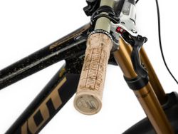 ✋🔥 Puños AMS X Bernard Kerr Rise Grips Sand Camo – Máximo Agarre y Control para MTB