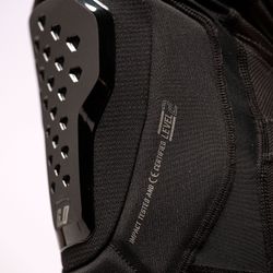 🖤💥 Rodilleras Leatt 6.0 Evo Black – Protección premium y libertad total para tus aventuras en la montaña 🚵‍♂️⚡