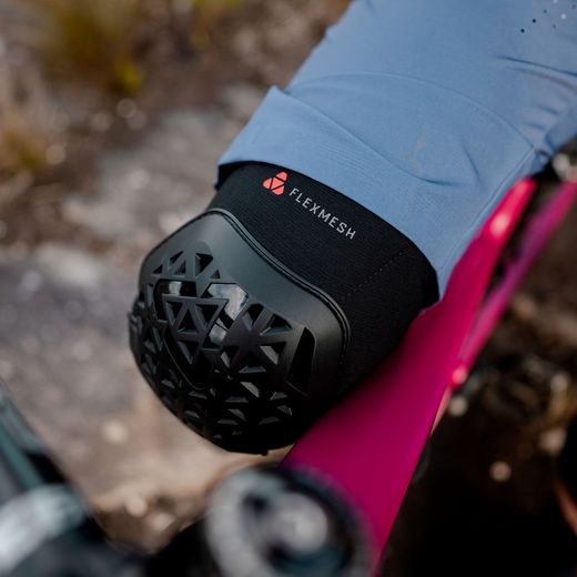 🖤💨 Rodilleras Leatt FlexMesh Black – Protección ligera, flexible y cómoda para tus rutas MTB 🚵‍♂️✨