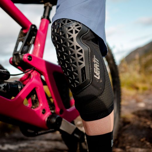 🖤💨 Rodilleras Leatt FlexMesh Black – Protección ligera, flexible y cómoda para tus rutas MTB 🚵‍♂️✨