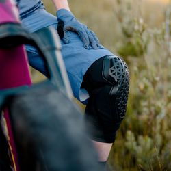 🖤💨 Rodilleras Leatt FlexMesh Black – Protección ligera, flexible y cómoda para tus rutas MTB 🚵‍♂️✨