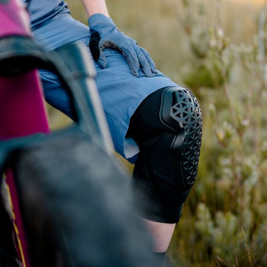 🖤💨 Rodilleras Leatt FlexMesh Black – Protección ligera, flexible y cómoda para tus rutas MTB 🚵‍♂️✨