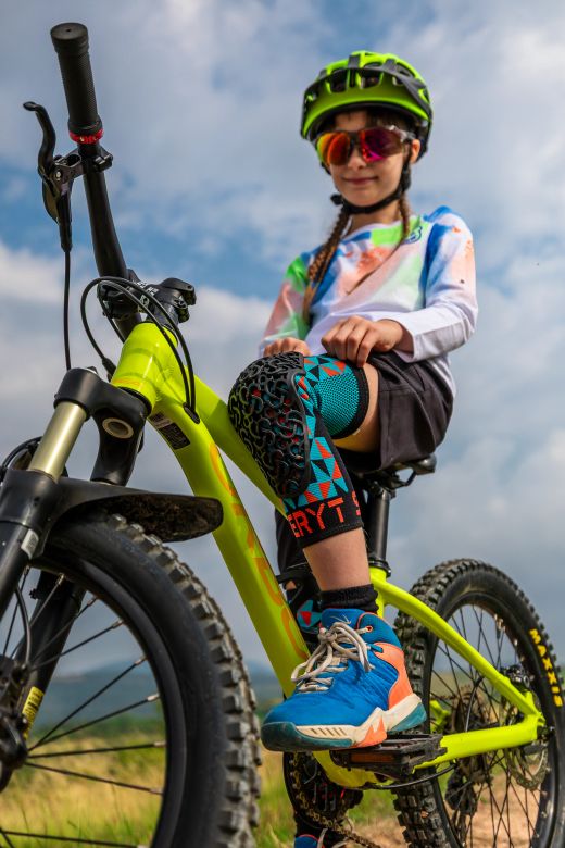 🛡️ Rodilleras Niño Flow Arlecchino Azul Claro / Rojo 🔵🔴 | Protección Infantil MTB 🚵‍♂️🔥