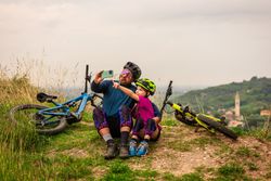 🛡️ Rodilleras Niño Flow Arlecchino Rosa / Azul 💗💙 | Protección Infantil MTB 🚵‍♂️🔥