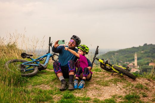 🛡️ Rodilleras Niño Flow Arlecchino Rosa / Azul 💗💙 | Protección Infantil MTB 🚵‍♂️🔥