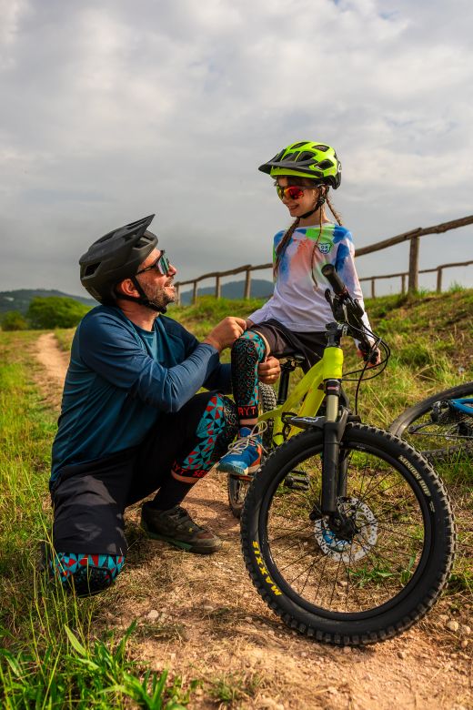 🛡️ Rodilleras Niño Flow Arlecchino Rosa / Azul 💗💙 | Protección Infantil MTB 🚵‍♂️🔥