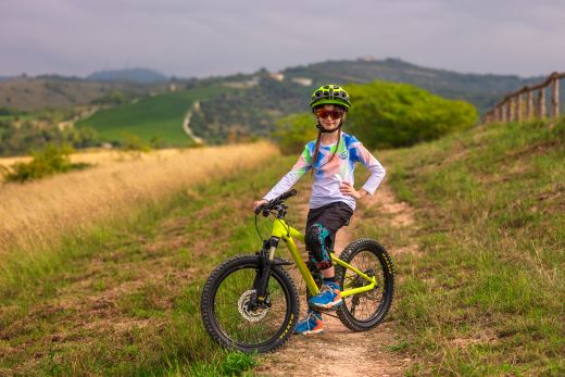 🛡️ Rodilleras Niño Flow Arlecchino Rosa / Azul 💗💙 | Protección Infantil MTB 🚵‍♂️🔥