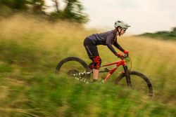 🛡️ Rodilleras Niño Flow Checker Rojo 🔴 | Protección Infantil MTB, Trail y Enduro 🚵‍♂️🔥