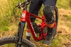 🛡️⚫ Rodilleras Protectoras Arlecchino Colorway Gris Negro – Protección, Comodidad y Estilo para MTB 🚵‍♂️🏔️