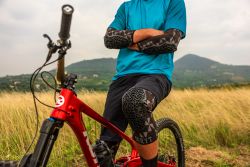 🛡️⚫ Rodilleras Protectoras Arlecchino Colorway Gris Negro – Protección, Comodidad y Estilo para MTB 🚵‍♂️🏔️