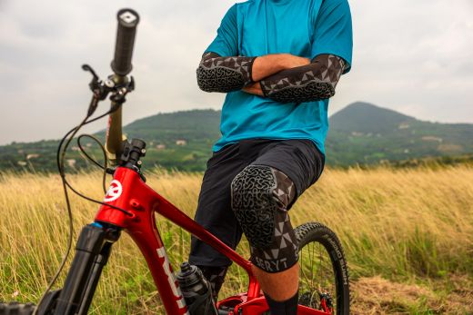 🛡️⚫ Rodilleras Protectoras Arlecchino Colorway Gris Negro – Protección, Comodidad y Estilo para MTB 🚵‍♂️🏔️