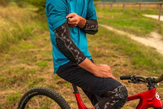 🛡️⚫ Rodilleras Protectoras Arlecchino Colorway Gris Negro – Protección, Comodidad y Estilo para MTB 🚵‍♂️🏔️