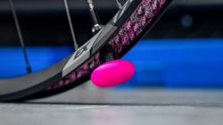 Soporte Muc-Off Secure Tag Tubeless 🔒 Para Localizador Apple AirTag 📍 | Compatible con Válvula Tubeless 🚴‍♂️💨