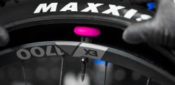 Soporte Muc-Off Secure Tag Tubeless 🔒 Para Localizador Apple AirTag 📍 | Compatible con Válvula Tubeless 🚴‍♂️💨