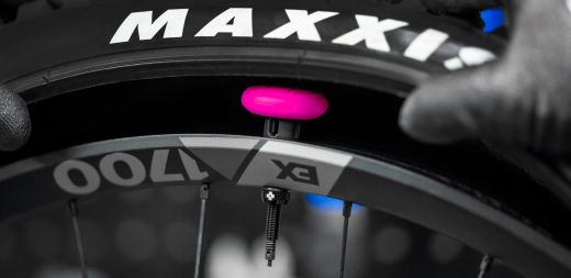 Soporte Muc-Off Secure Tag Tubeless 🔒 Para Localizador Apple AirTag 📍 | Compatible con Válvula Tubeless 🚴‍♂️💨