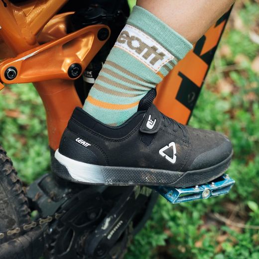 Zapatillas Leatt Flat 2.0 Niño Negro: Agarre y Comodidad para Jóvenes Aventureros