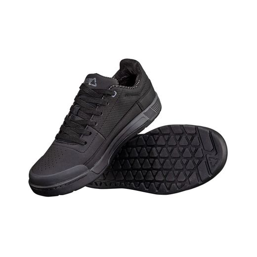 Zapatillas Leatt Flat 2.0 Stealth: Agarre, Comodidad y Estilo para Aventuras Extremos